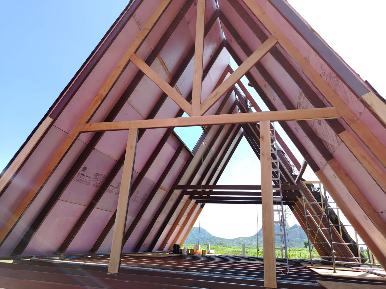 Estructura de cabaña alpina en proceso