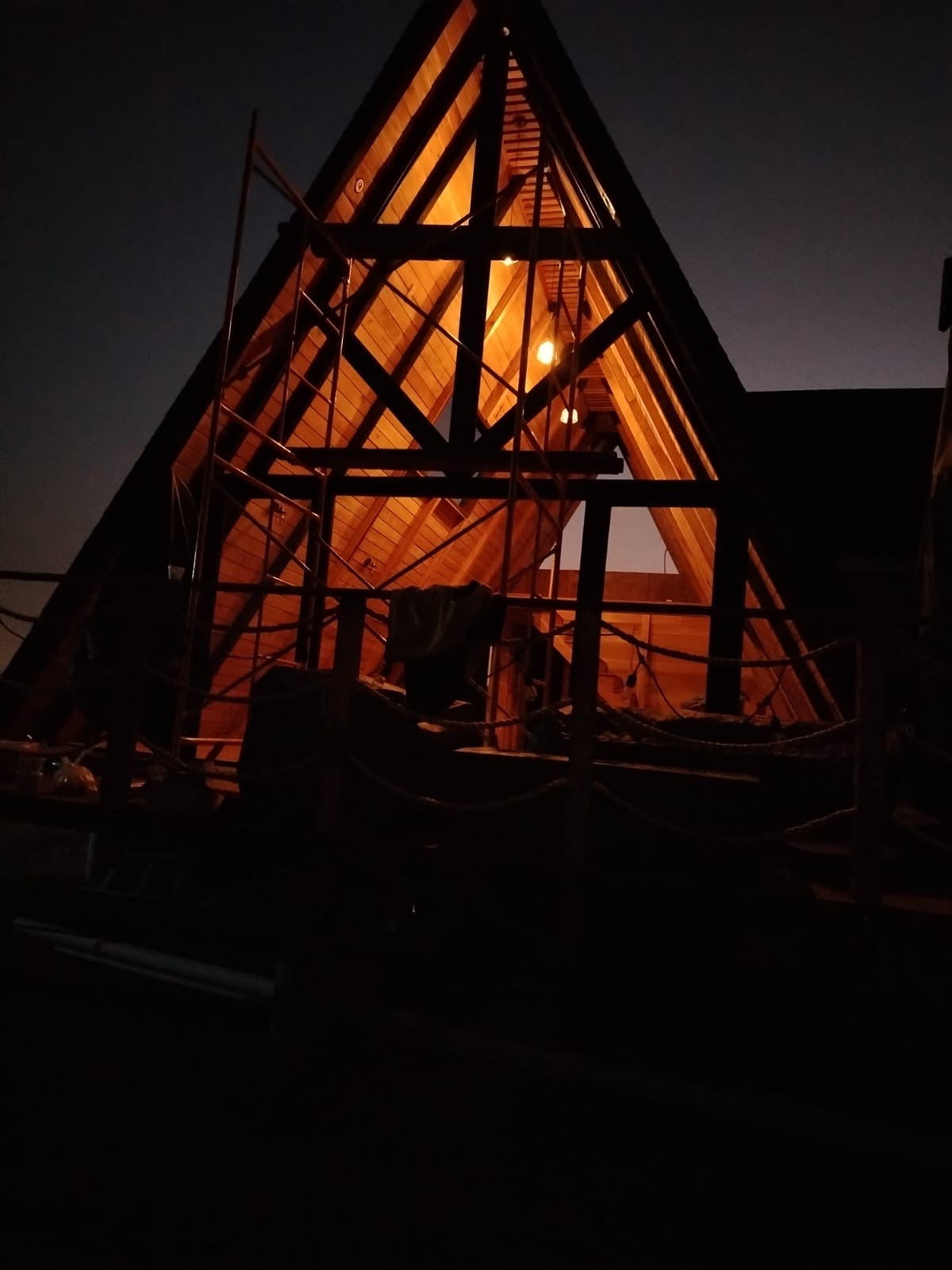 Cabaña alpina iluminada